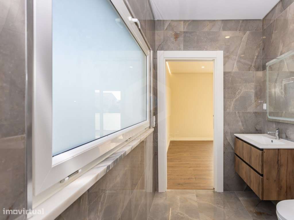 Moradia isolada T5 acabamentos Premium/ piscina e garagem-42