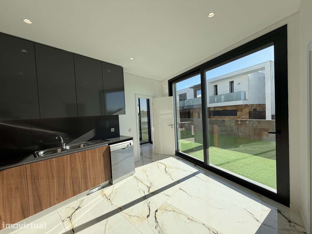 Moradia T4 NOVA com box e piscina-10