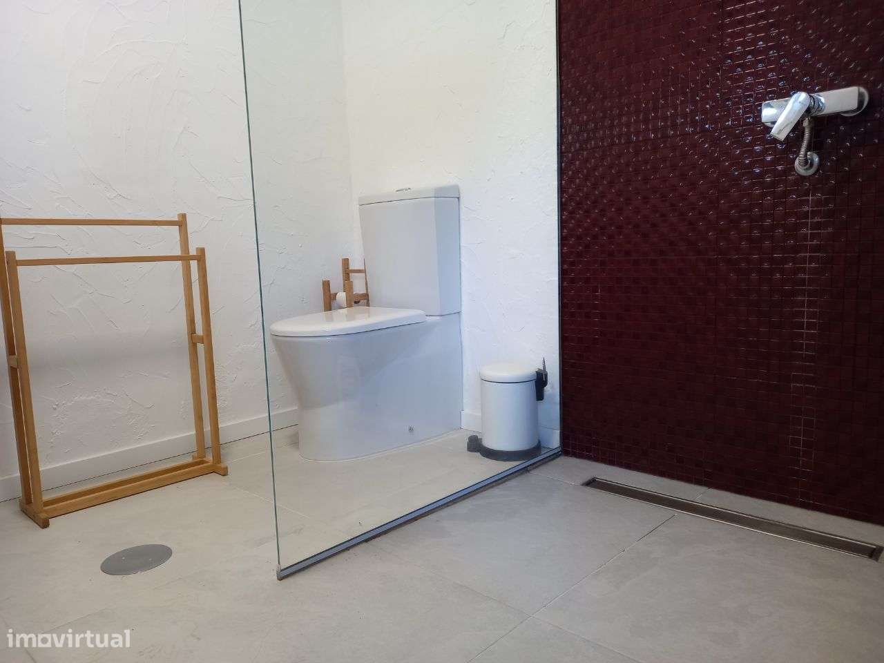 Moradia com 4 suítes, piscina e casa de hóspedes-10