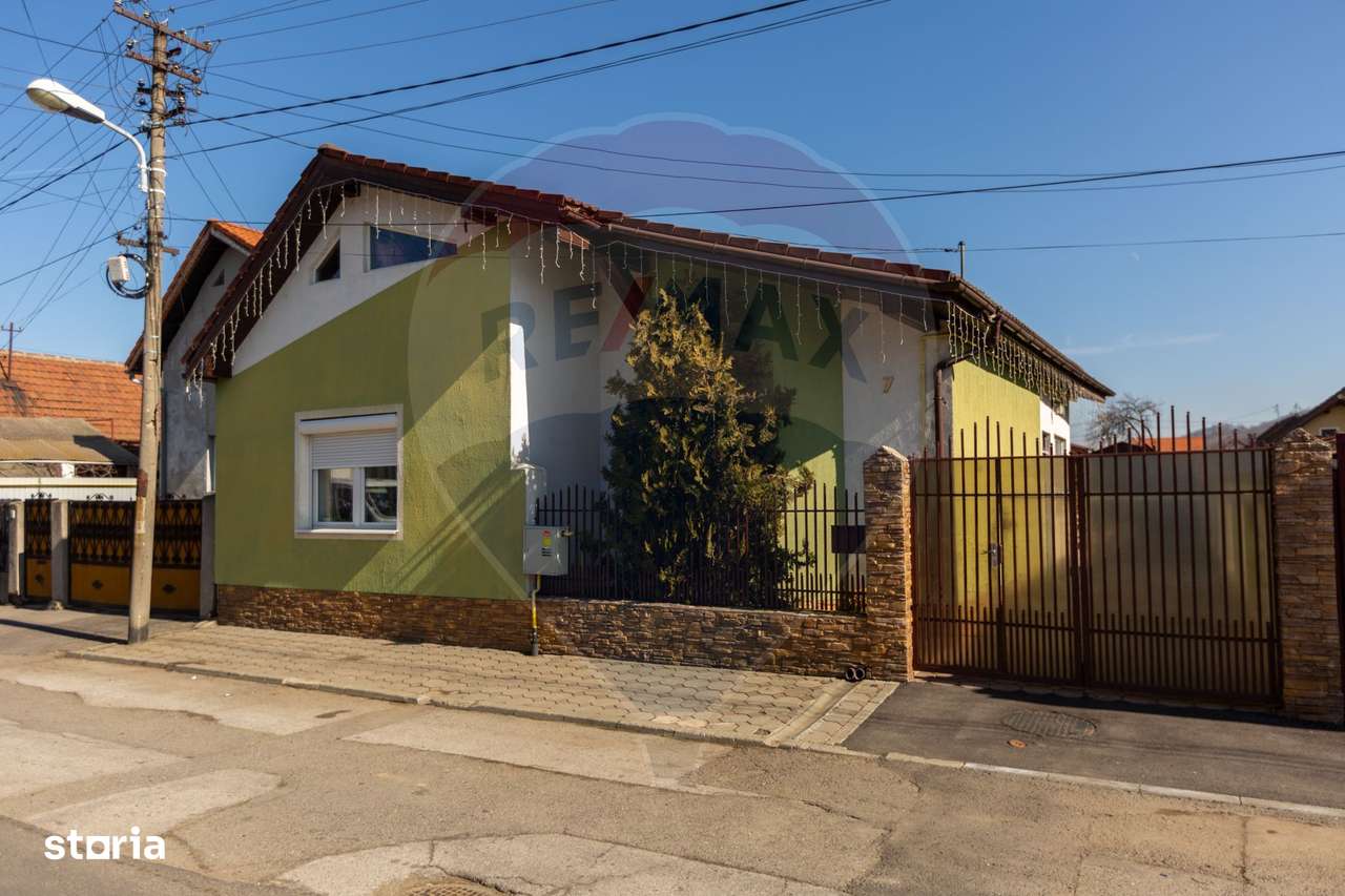 Casă SPATIOASA de vanzare in zona semicentrala - Imagine principală: 1/16