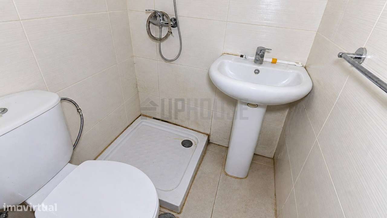 Moradia para Remodelar em Fragosela - Um Projeto com Potencial-11