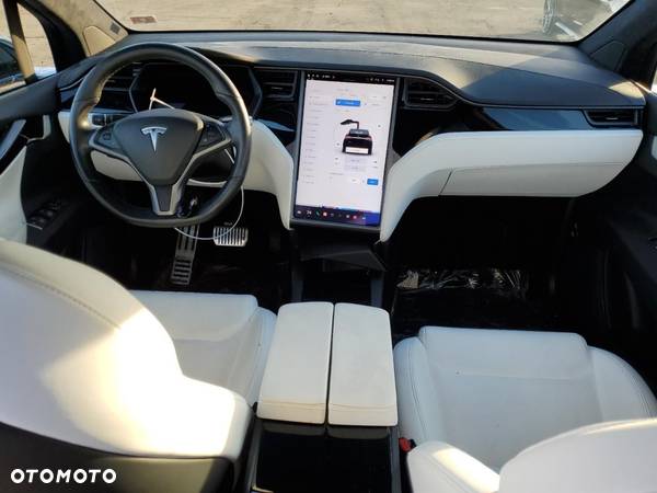 Tesla Model X - 8