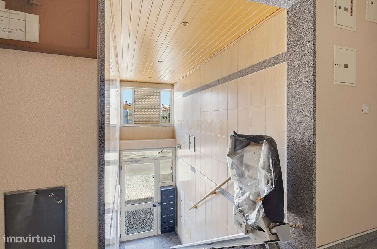 Apartamento T2 com Parqueamento no Centro da Moita — A 30 Minutos de L-16