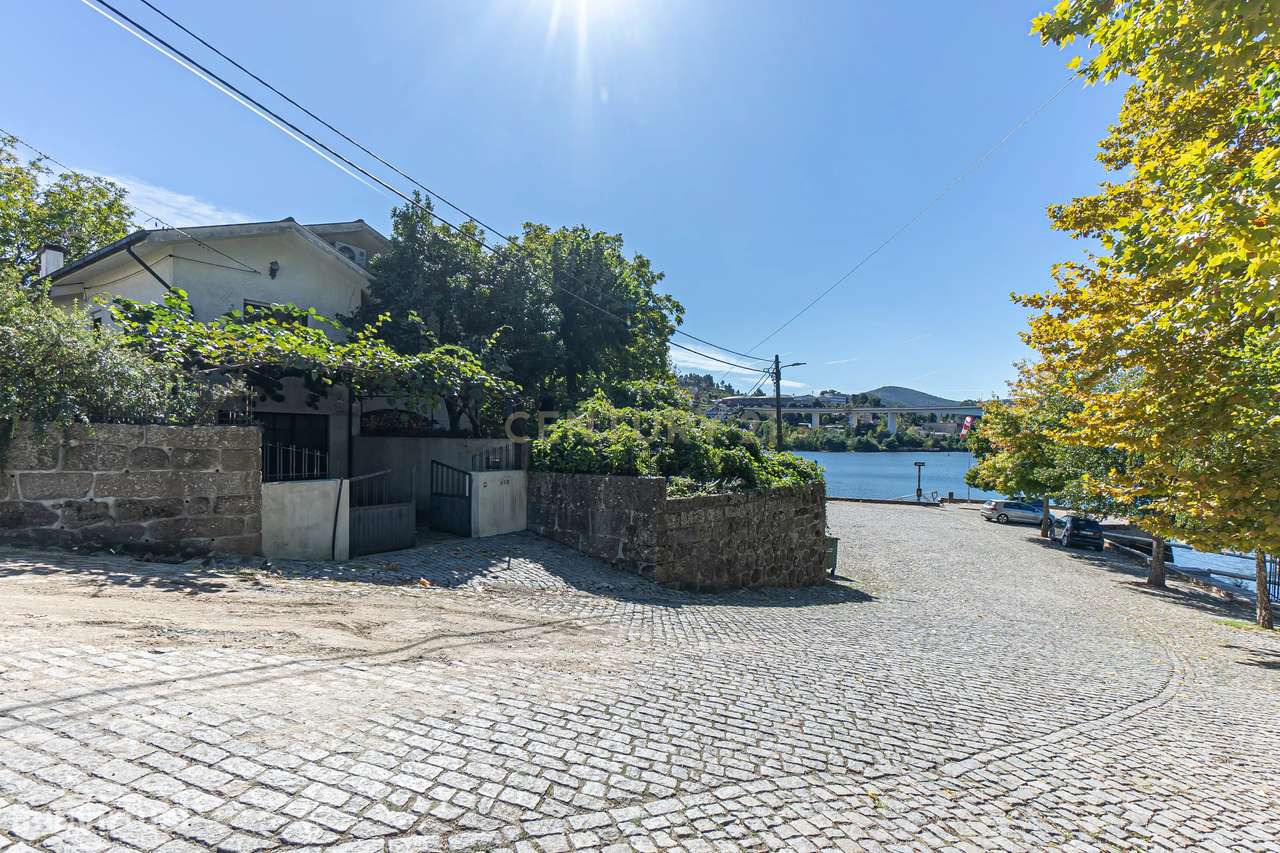 Moradia Térrea V3 na primeira linha dos Rios Douro e Tâmega com amplo-4