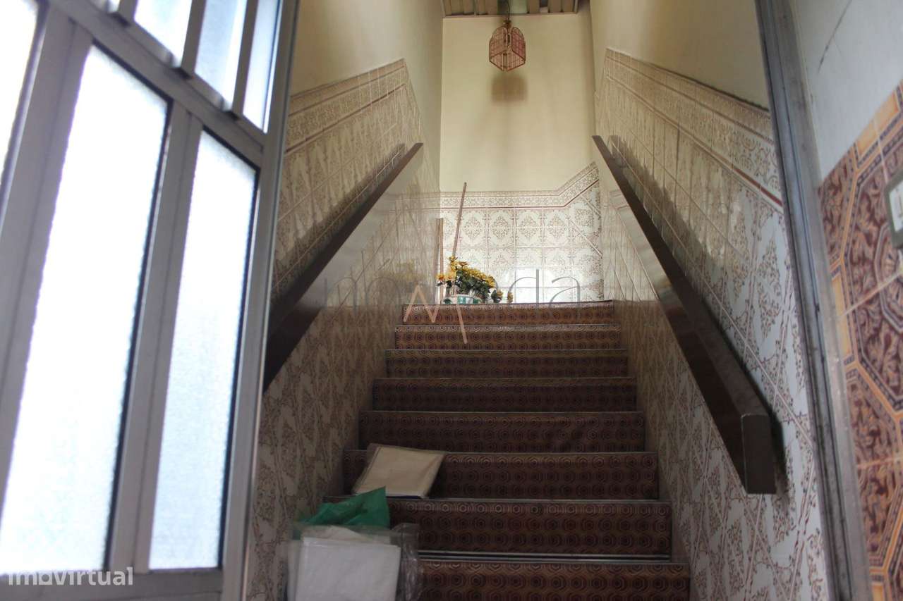 Oportunidade Única de Investimento  Prédio com Lojas, Habitação e A...-4