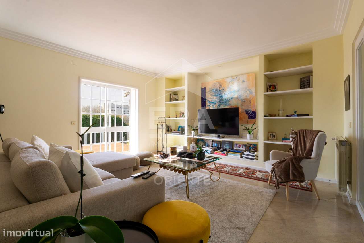 Moradia T8 com jardim e piscinas em Miramar-16