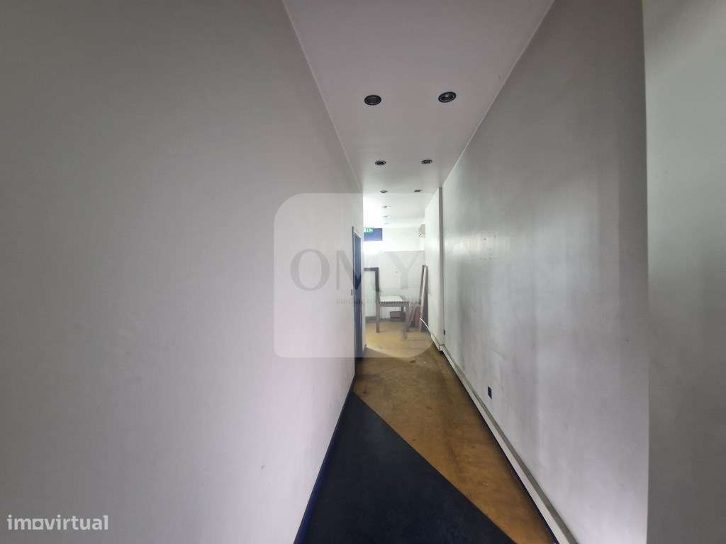 Loja com 2 frentes na Av. Aureliano Barrigas em Vila Real-10