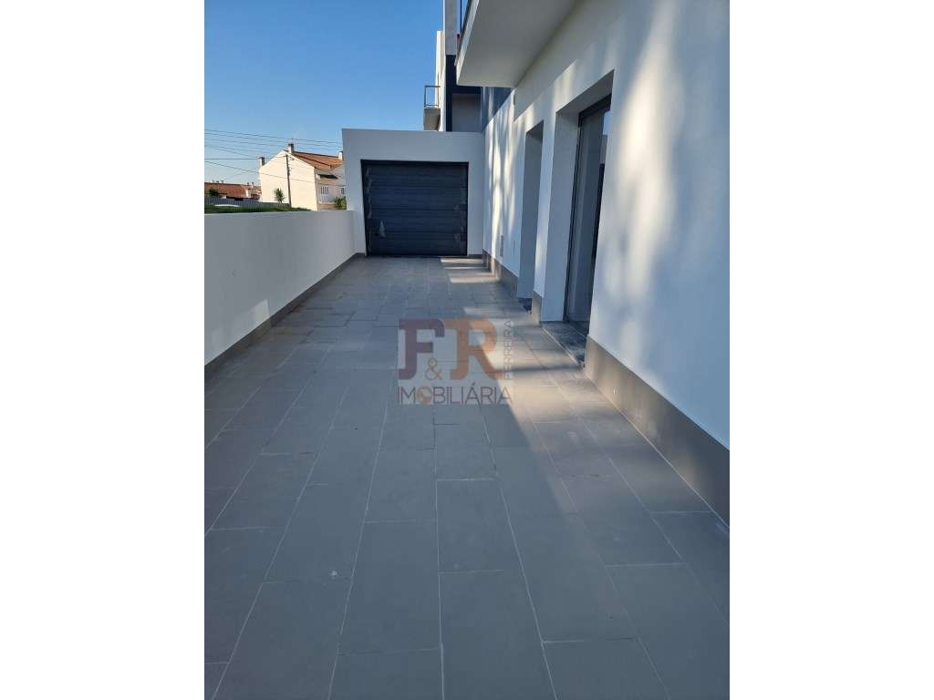 Moradia Geminada T3 com garagem e Terraço Quinta do Conde Sesimbra-48
