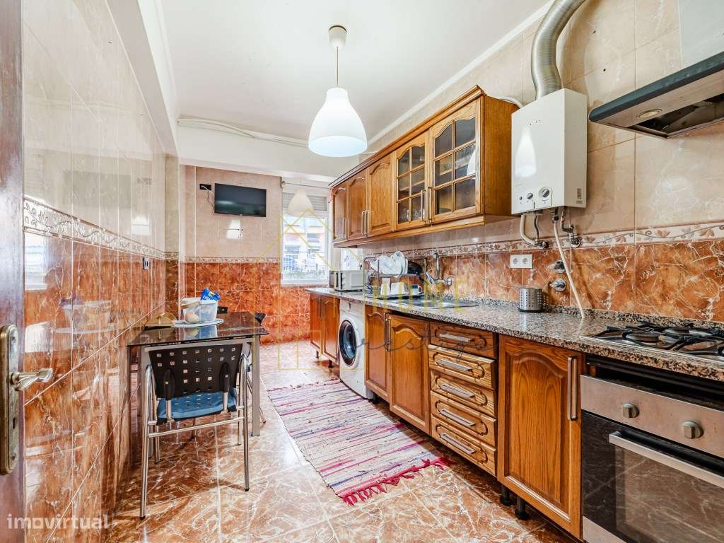 T3 convertido em T4 com Elevador | Junto ao Metro da Reboleira-9