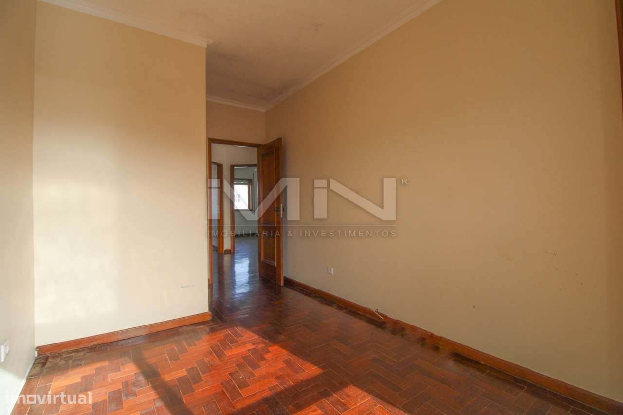 Moradia de 3 Frentes com Vista Panorâmica no Coração de Gondomar-22