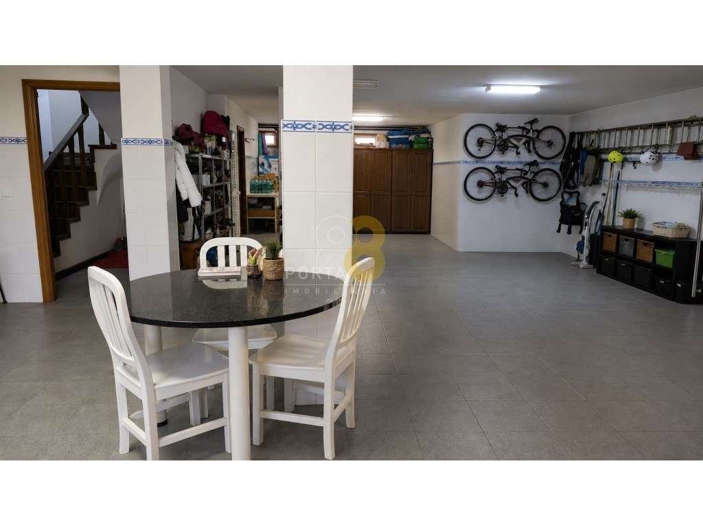 Moradia de 4 Frentes | 320 m² de Construção | Terreno com 496 m² | ...-16