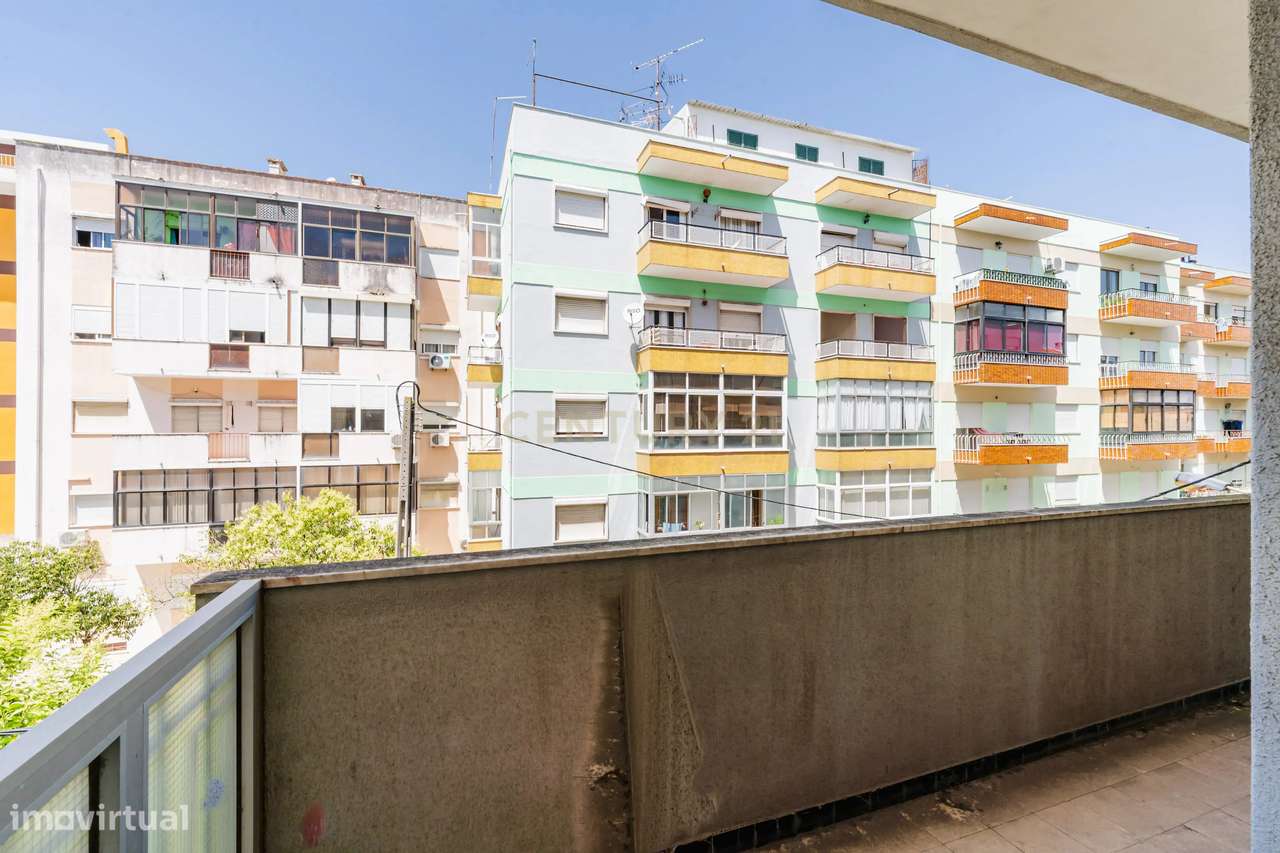 Apartamento T4 - Laranjeiro-19