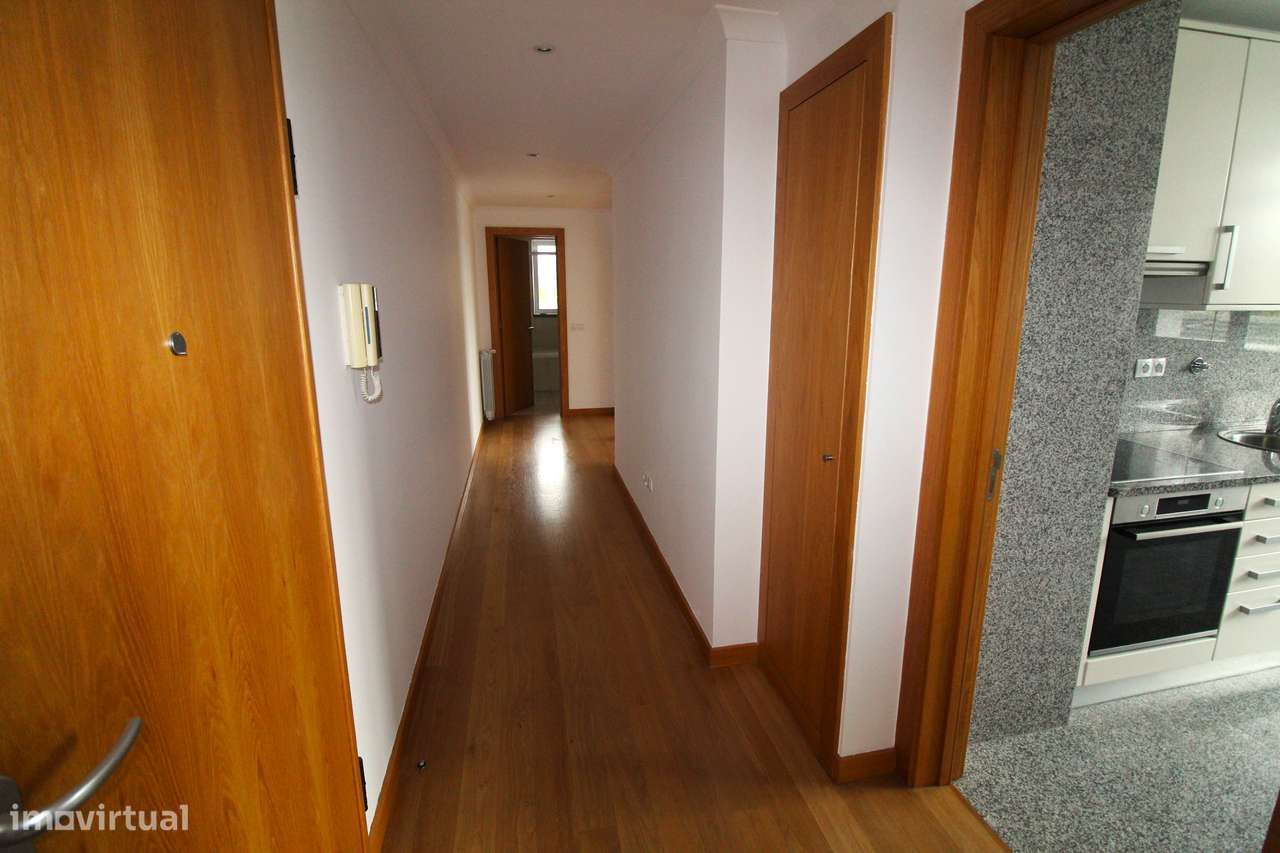 Apartamento T2 com Terraço – Zona do Fórum Viseu-8