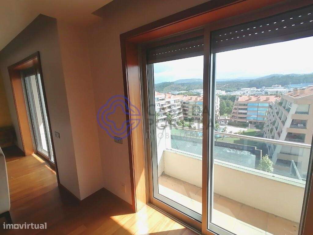 Moradia T3 de  Luxo em condomínio com piscina em São João da Madeira - Grande imagem: 5/43