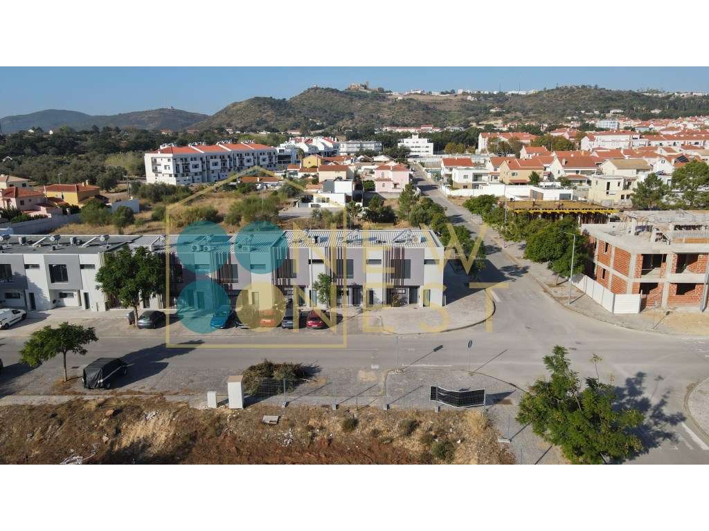 Moradia T3+1 em Banda como Nova com pátio e Vista Castelo de Palmel...-52