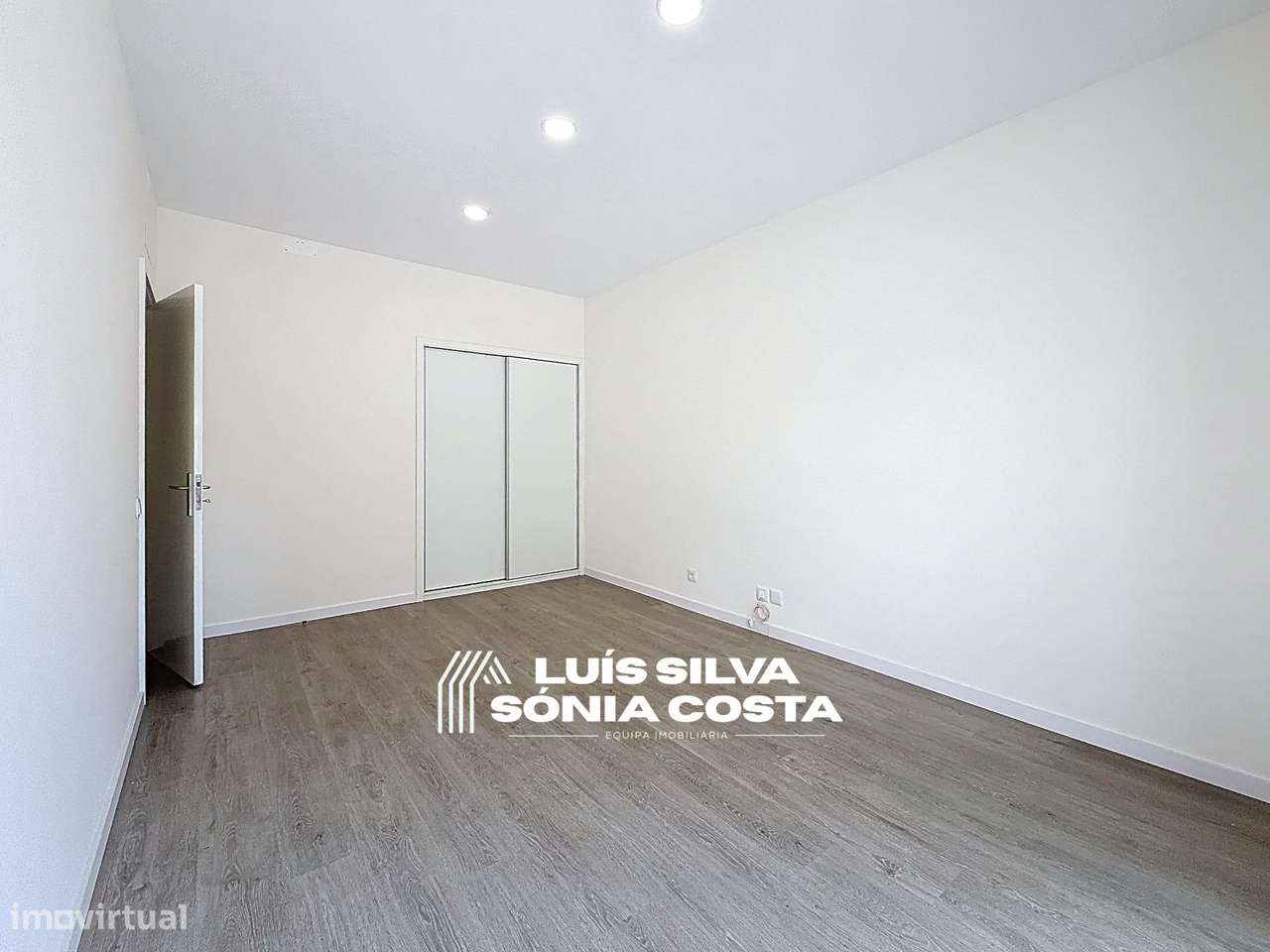 Apartamento T4 Totalmente Remodelado com 2 Varandas e Elevador –...-15