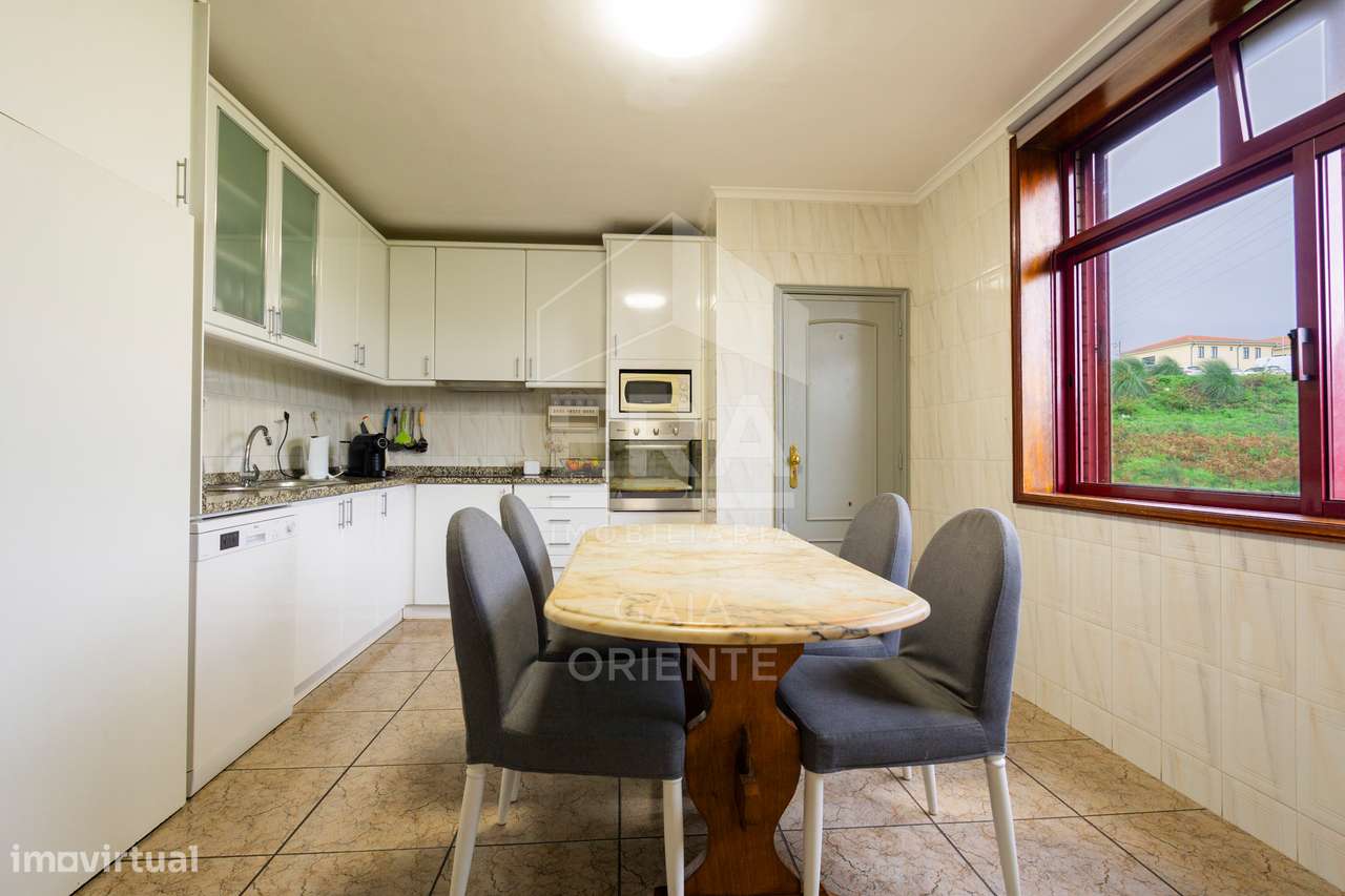 Apartamento T3 com Excelentes Áreas em Oliveira do Douro-16