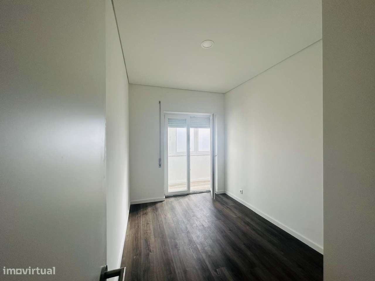 T2 Renovado no Rés do Chão com Varanda Fechada-5