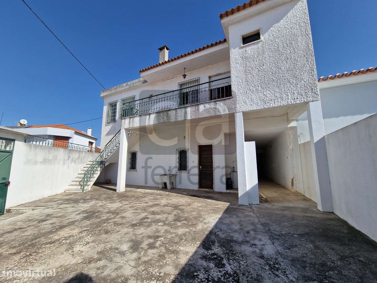 Moradia T3+1 no centro de Almeirim com garagem ampla e quintal-35