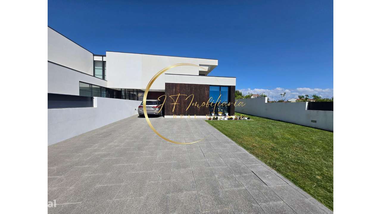 Moradia T4 de Luxo com Jardim-25