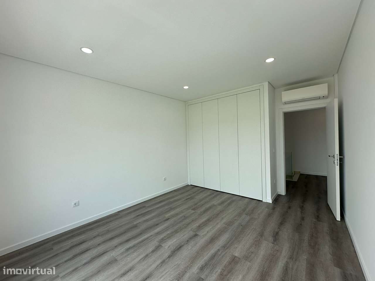 Moradia T3 com terraço e garagem, próxima a praias-9