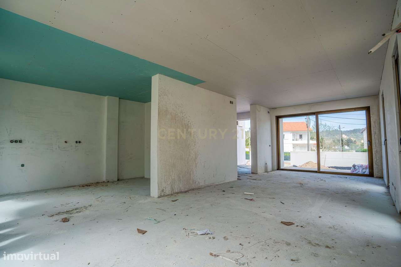 Moradia T3 com Piscina e Jardim em Salir do Porto-42