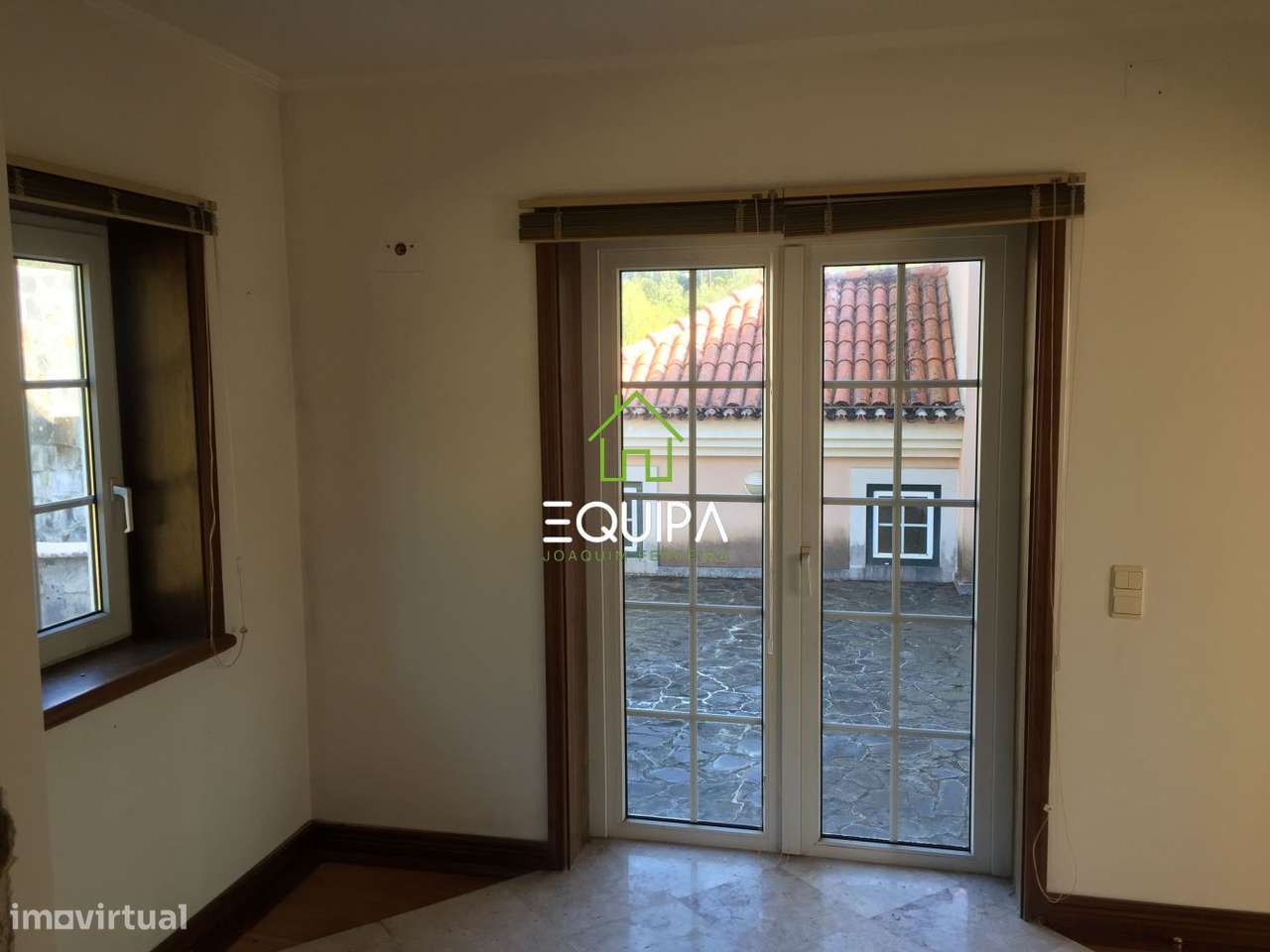 Moradia isolada T-7, na estrada nacional 117, em Belas, concelho de Si-12