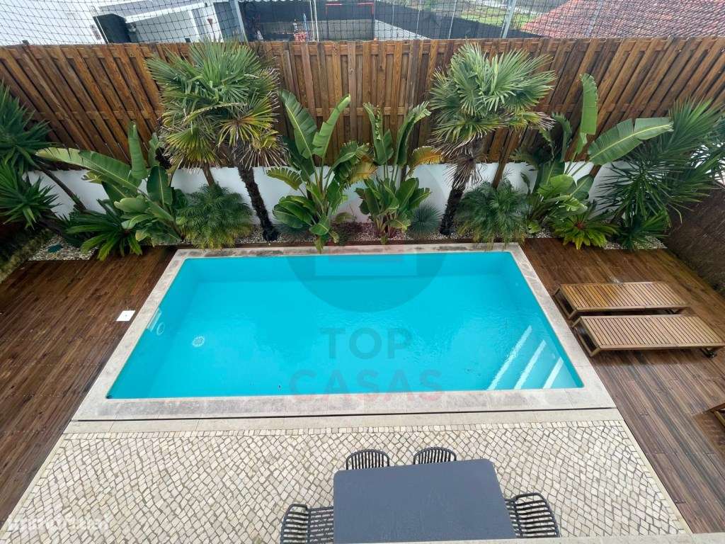 Moradia de arquitectura moderna com piscina privada-30