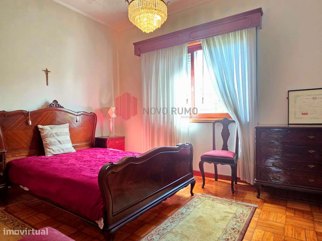 Moradia T6 de 4 frentes em Nogueira da Maia Excelente estado, áreas...-28