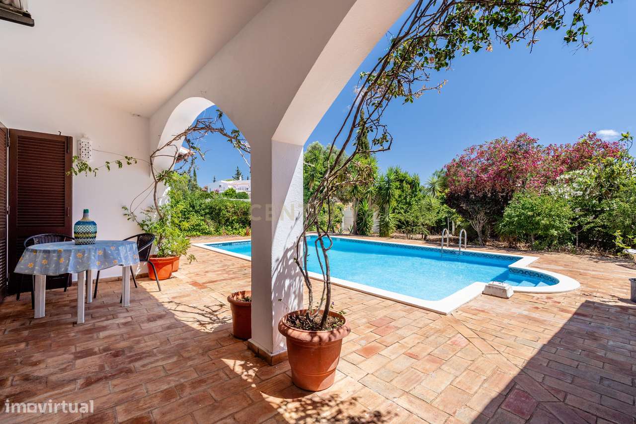 Moradia Bifamiliar T3 + T1 com Piscina  junto aos Campos de Golfe de A-8