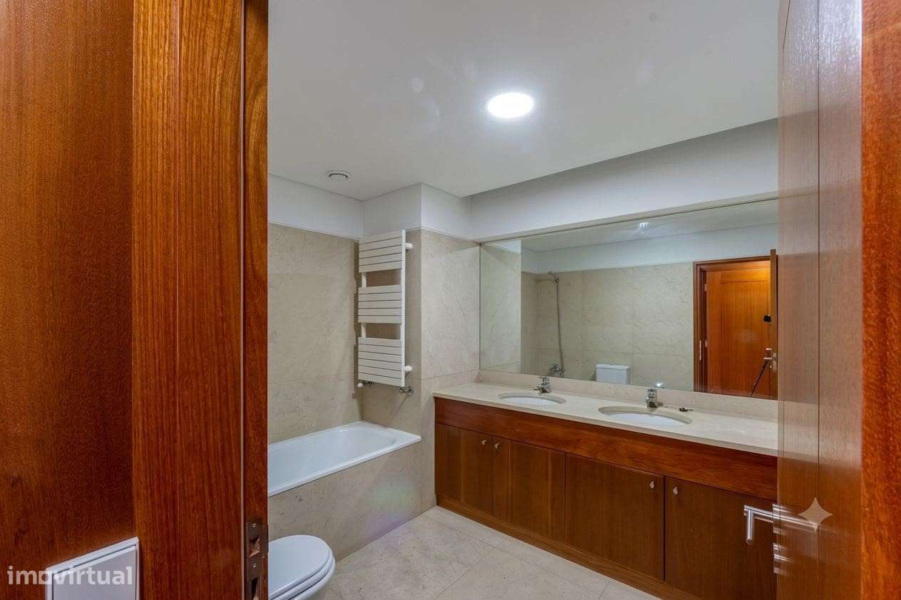 Apartamento T5 com 4 casas de banho e garagem-27