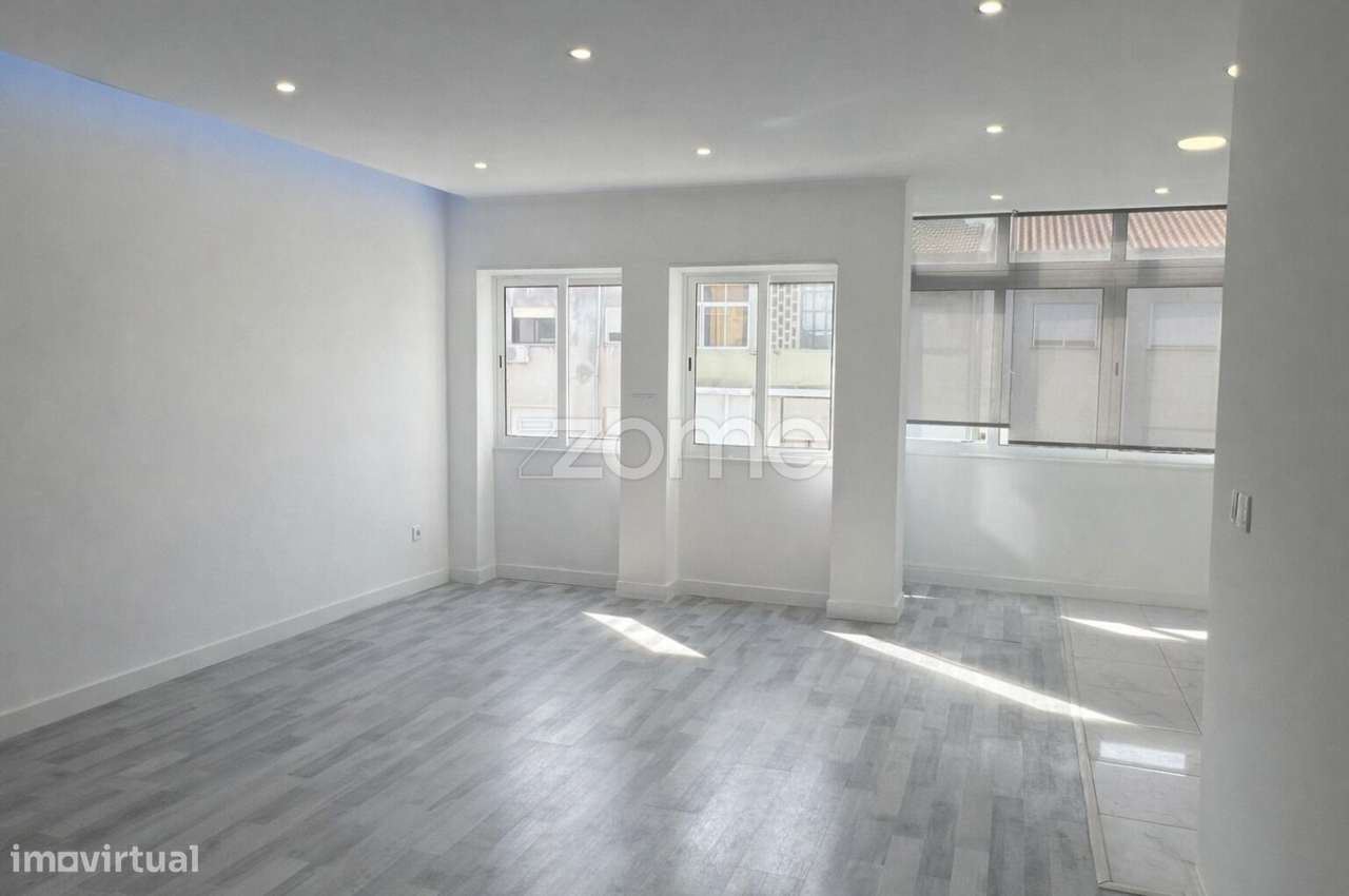 Apartamento T2 Renovado no Barreiro – Localização Central - Grande imagem: 2/9