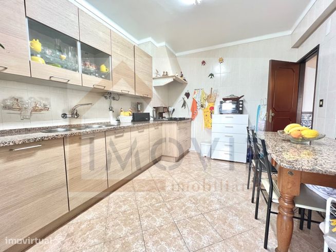 Apartamento T3 nos Quatro Caminhos-0