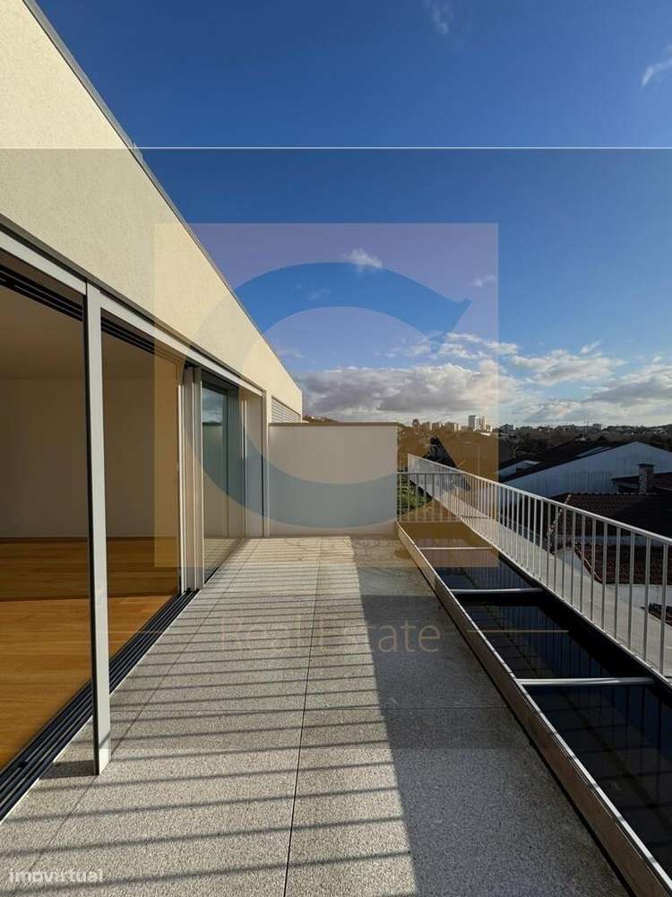 Moradia T4 Triplex Nova com Jardim, Terraço e Garagem para 4 Carros ju-23