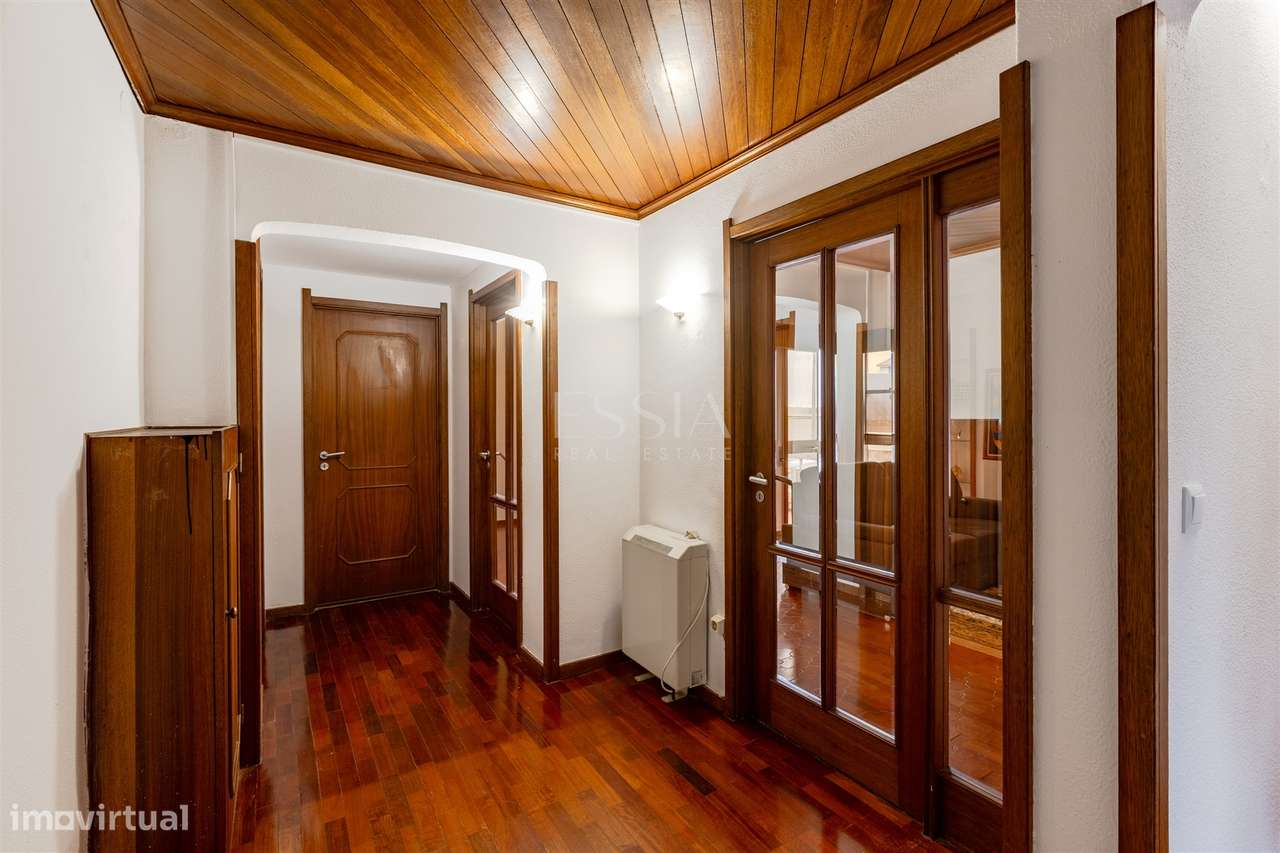 Apartamento T4 com Garagem Box entre o Marquês e Praça Sá Carneiro-15