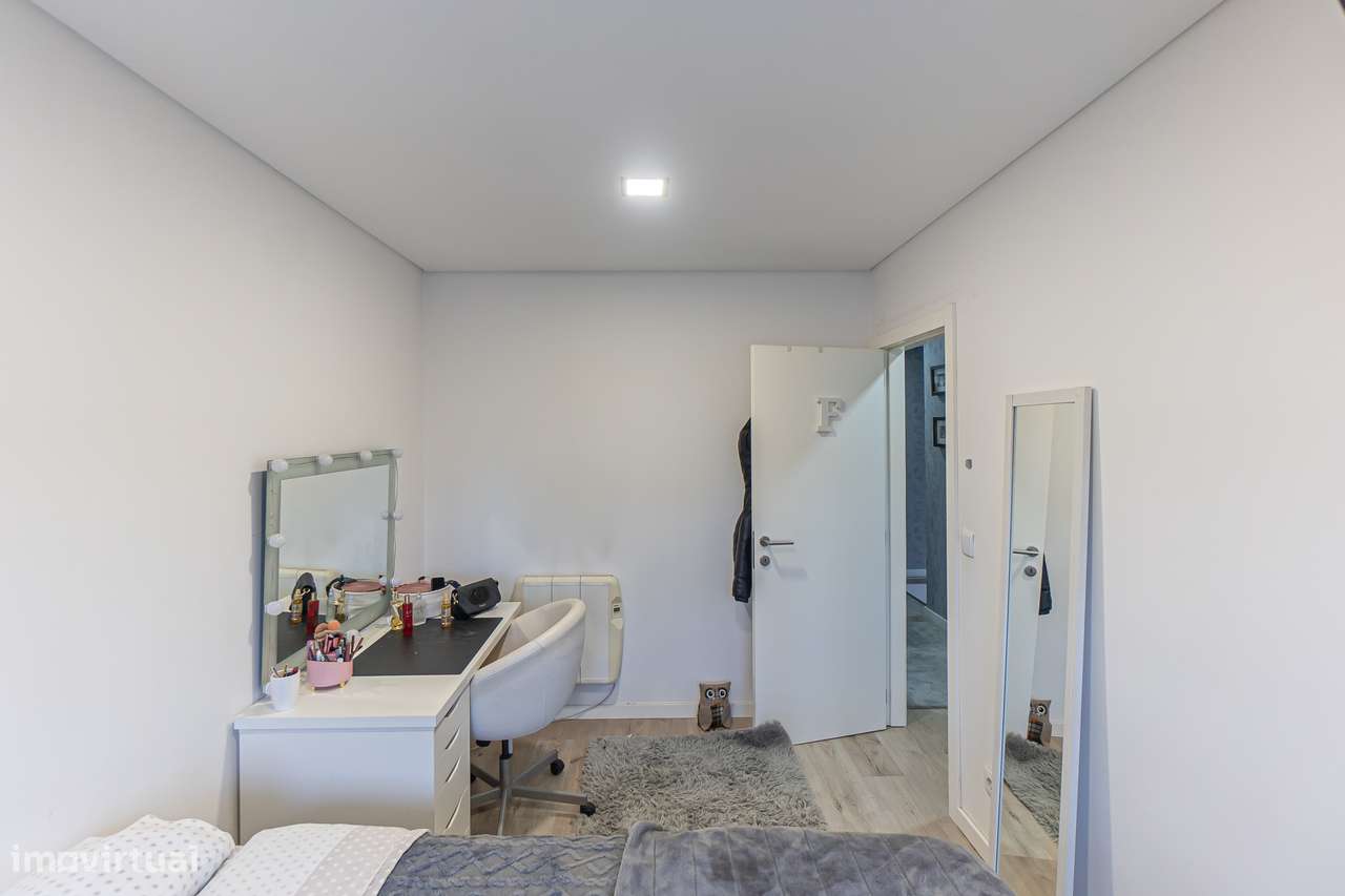 Moradia T4+1 renovada com anexo e jardim em Canidelo-16