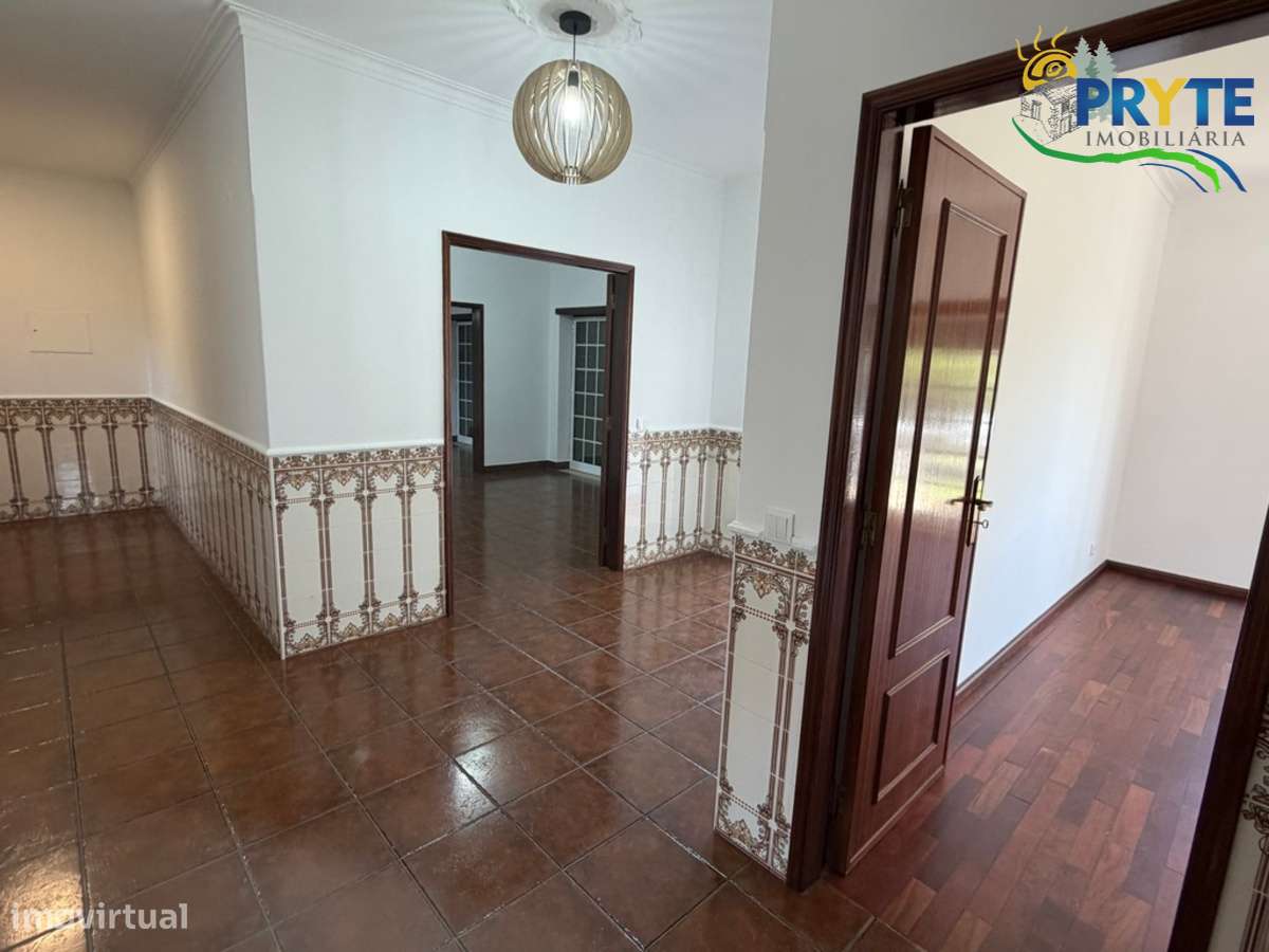 Moradia em Excelentes Condições com Amplo Terreno - Oportunidade Única-24