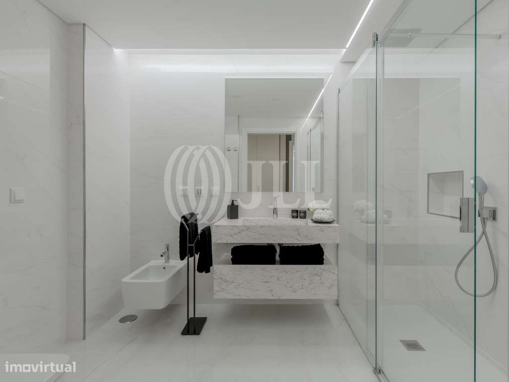 Apartamento T3 com varanda e garagem em Algés Oeiras-10