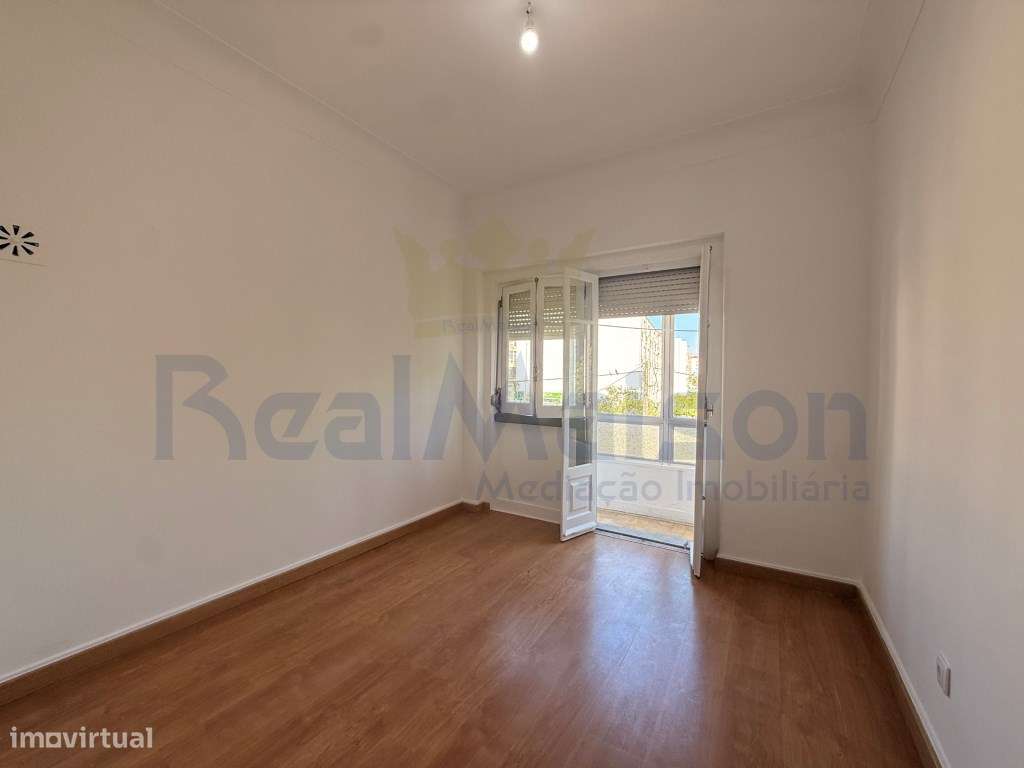 Vende-se T4 em Mem Martins - 500m da Estação-9