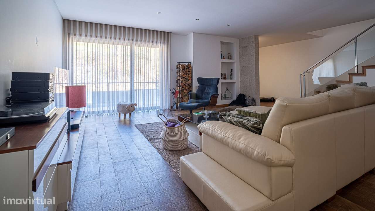 Moradia T4 de Luxo / Centro de Lamego / Jardim e Garagem - Grande imagem: 4/33