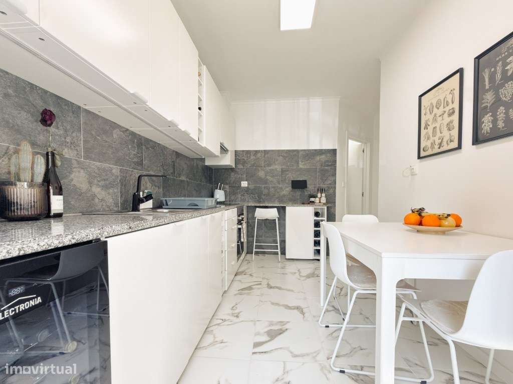 Apartamento T2 renovado e mobilado em Massamá com 107 m² e arrecadação-13