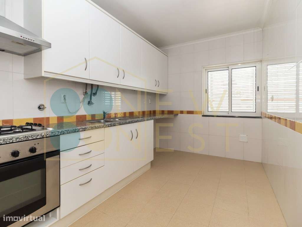 Apartamento T2 com elevador, parqueamento e arrecadação nas Manteig...-1