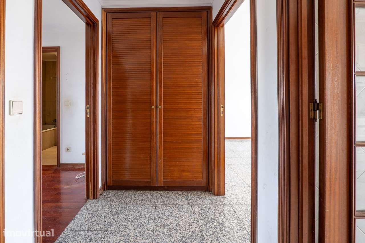 Apartamento T2 com varanda, garagem e vista urbana-11