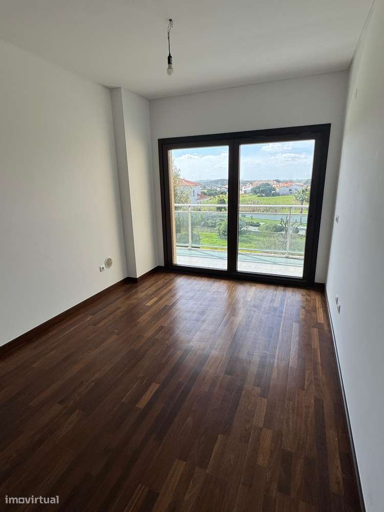 T4 com varanda, garagem e acessibilidade, 195m²-19