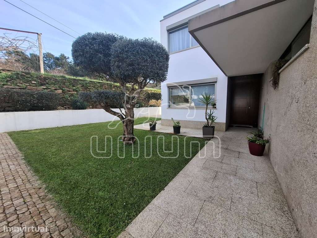 Fabulosa Moradia Geminada T3 com Jardim-7