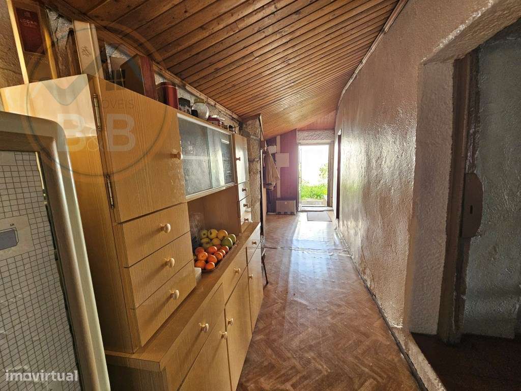 Moradia T4, em pedra, com terreno de 2.366 m² e Espigueiro datado d...-28