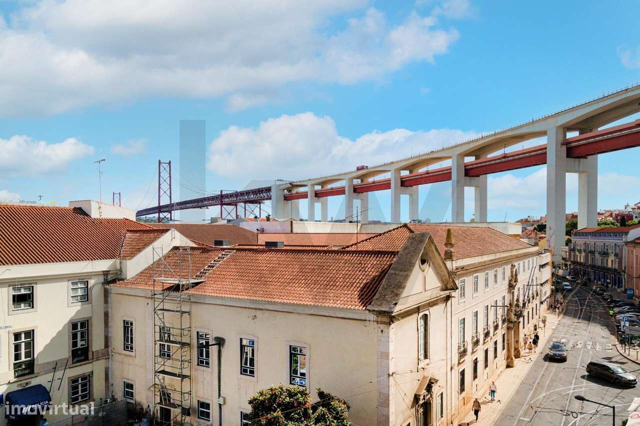 Apartamento T3 com garagem - Renovado - Alcântara-24