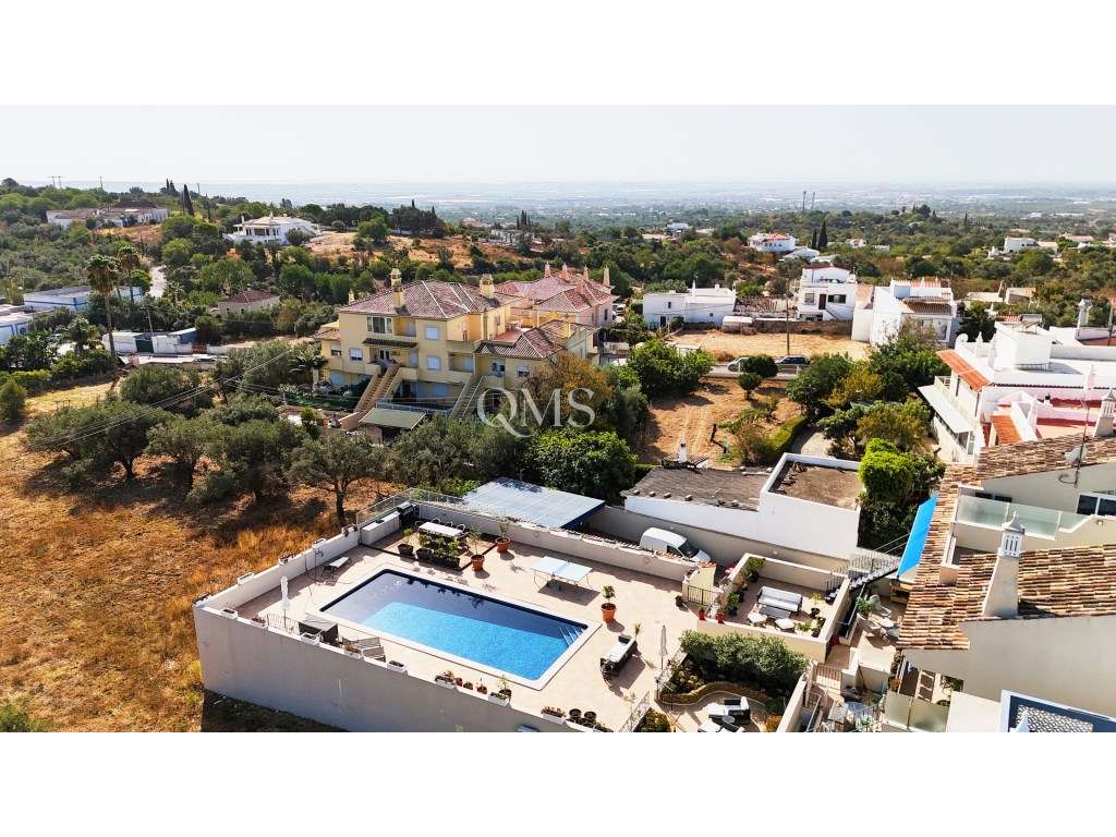 Duplex contemporâneo de três níveis em Santa Bárbara de Nexe, Algarve-49