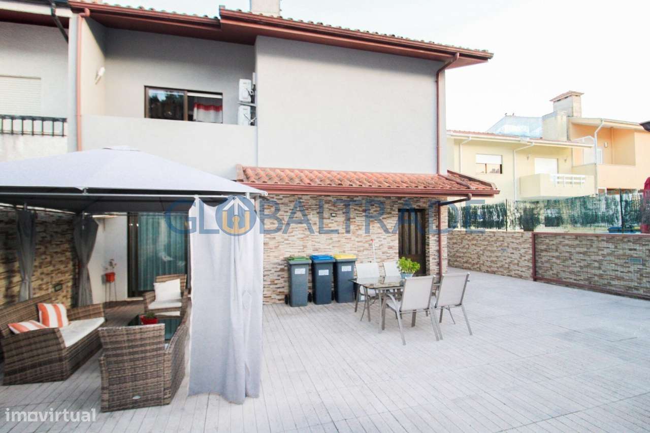 Moradia T4 com terraço e jardim em Alfena-2