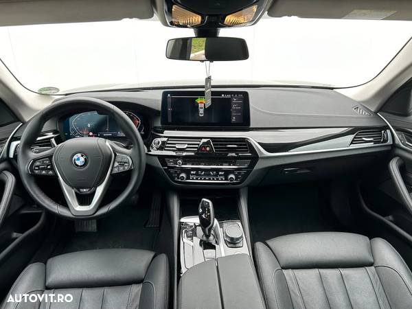 BMW Seria 5 530i xDrive MHEV - 9